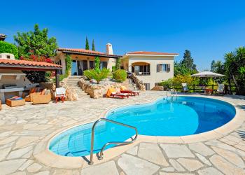 Villas with pools on Corfu - HomeToGo