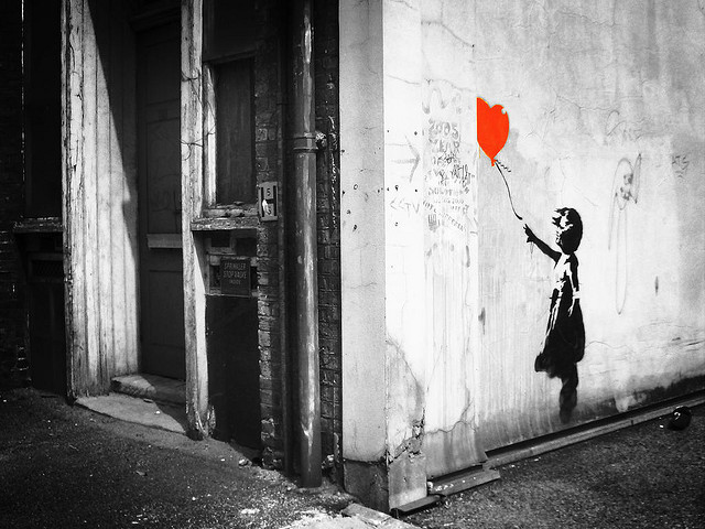 Banksy niña globo. Fotografía de Stew Dean. Banksy niña globo. Fotografía de Stew Dean.