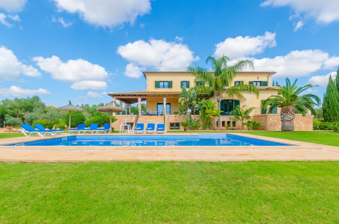 Hauptansicht vom Villa: CAN BOU - Ferienhaus für 8 Personen in ses Salines.