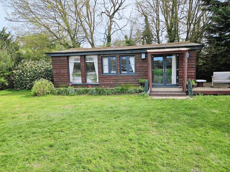 Dunmow 1 Bed Cabin Sleeps 4 10 mins to Stansted