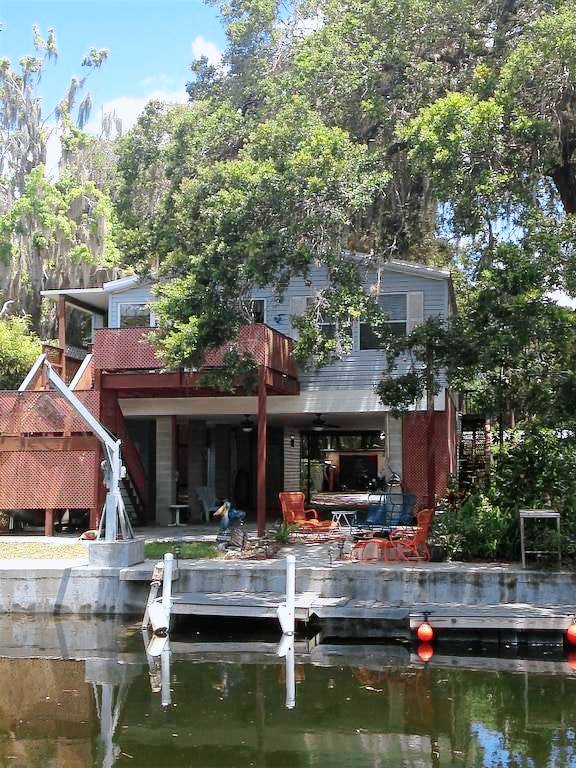 House  Pine Island