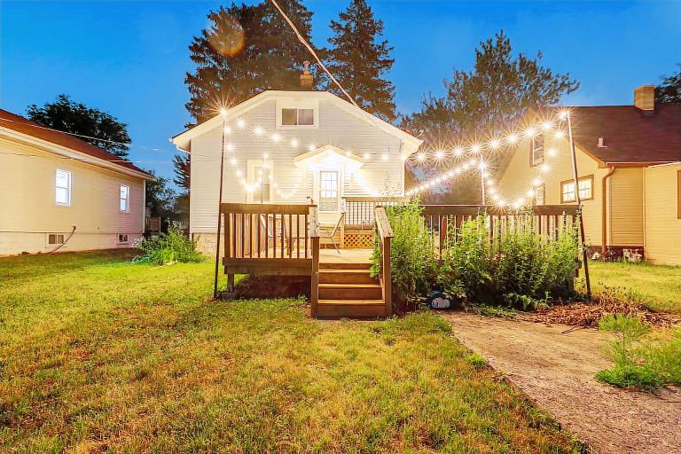 Cozy Westmont Home Walk to Metra Station