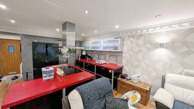 Large modern two bed house in Slough near airport
