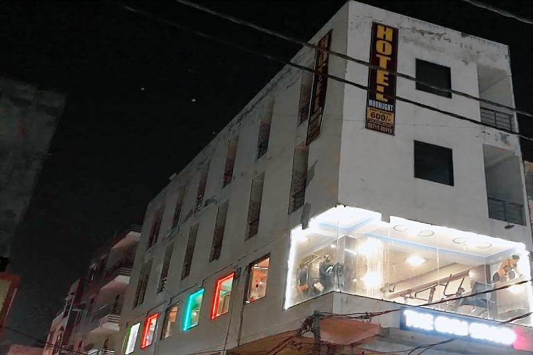 Hotel O Moonlight Near GTB Nagar Metro Station