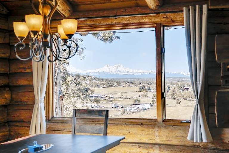 Cabin Smith Rock State Park