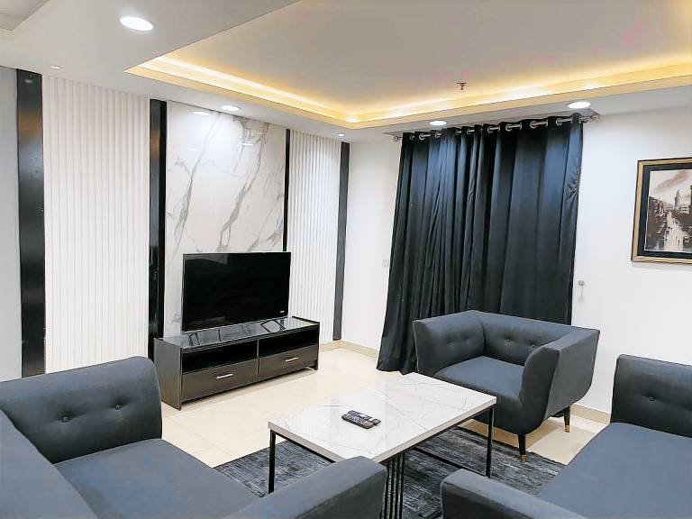 Modernes 2 BHK Apartment mit Balkon im GoldCrest DHA