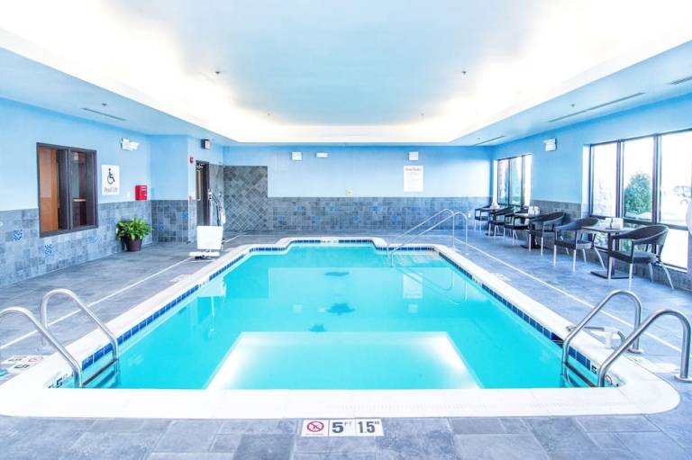 Holiday Inn Express & Suites Elkton University Area by IHG