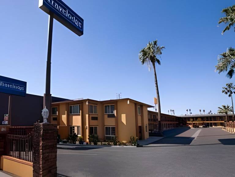 Motel Show Place