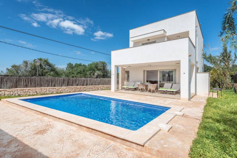 GARLANDA 1 Modern villa with private pool near p