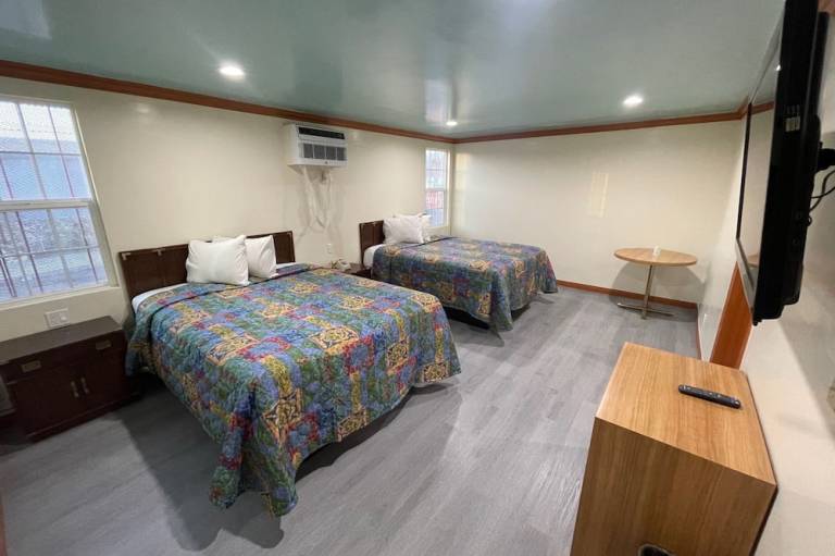 Hilltop Motor Inn