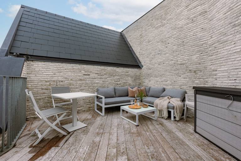 Huswell Wide top floor apt with private parking