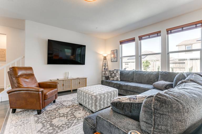 Spacious Roseville Home w Patio Near Golf