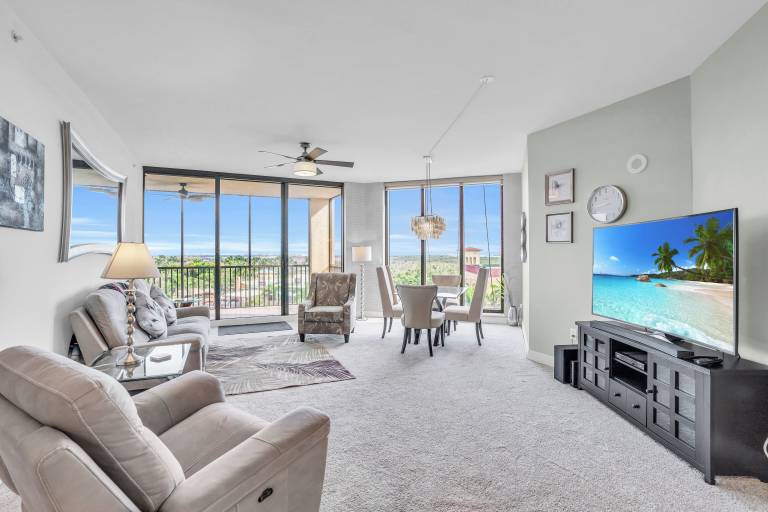 Condo Pelican