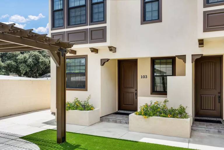 Bright Pasadena Getaway w Patio Near Old Town