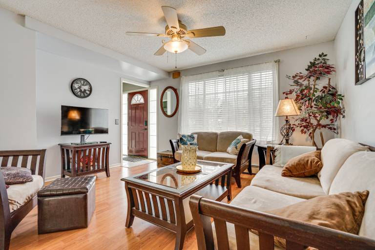 1 Mi to Dtwn Home w Fire Pit in St Paul