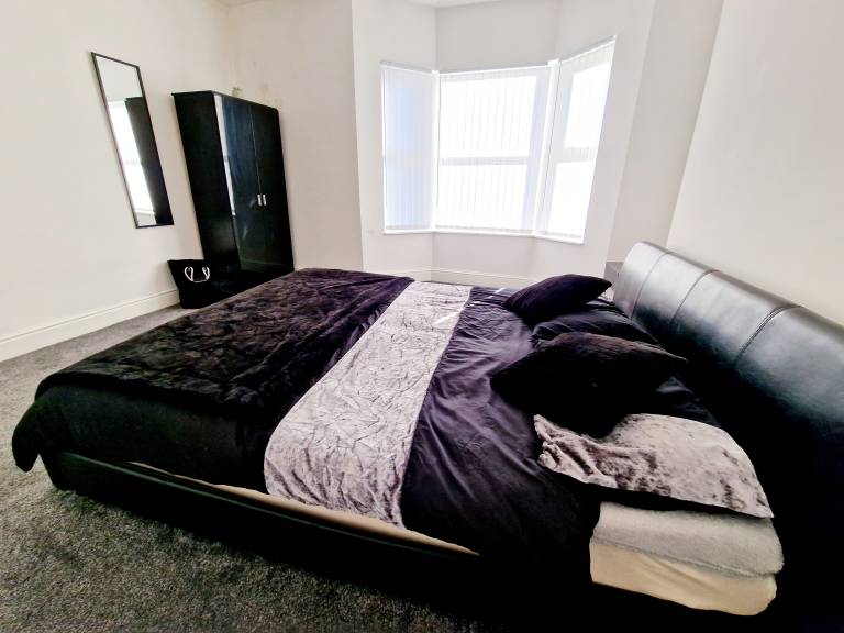 Large 3 bedroom home by Everton Club & LFC Stadium
