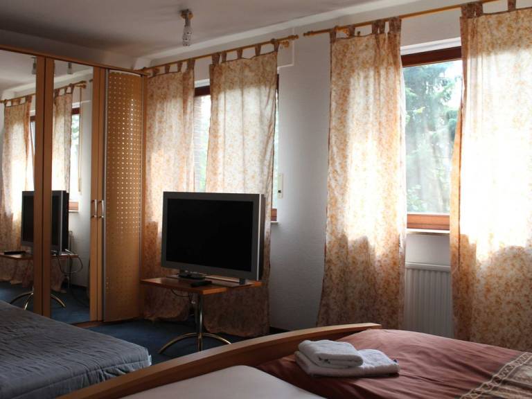 Zimmer 5 Familienzimmer mit Badewanne