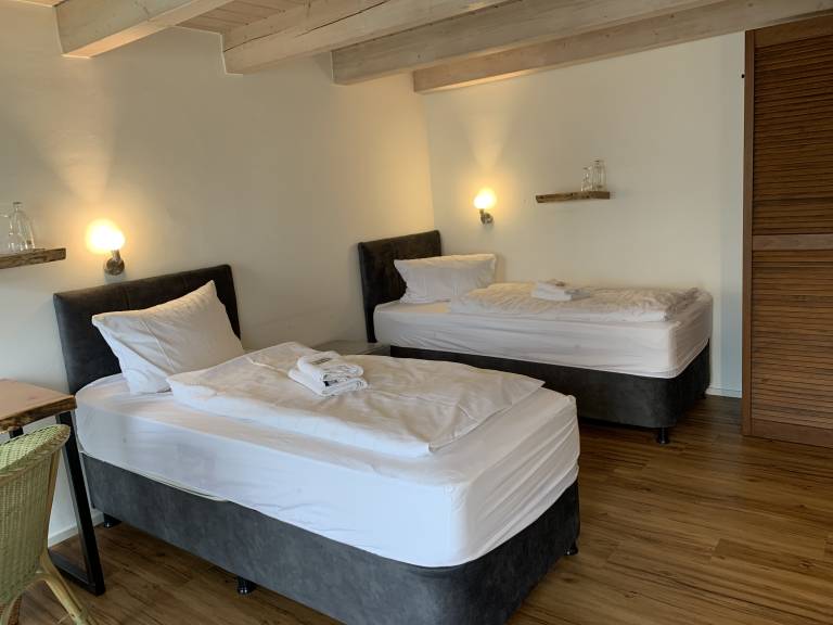 Zweibettzimmer Dusche und WC