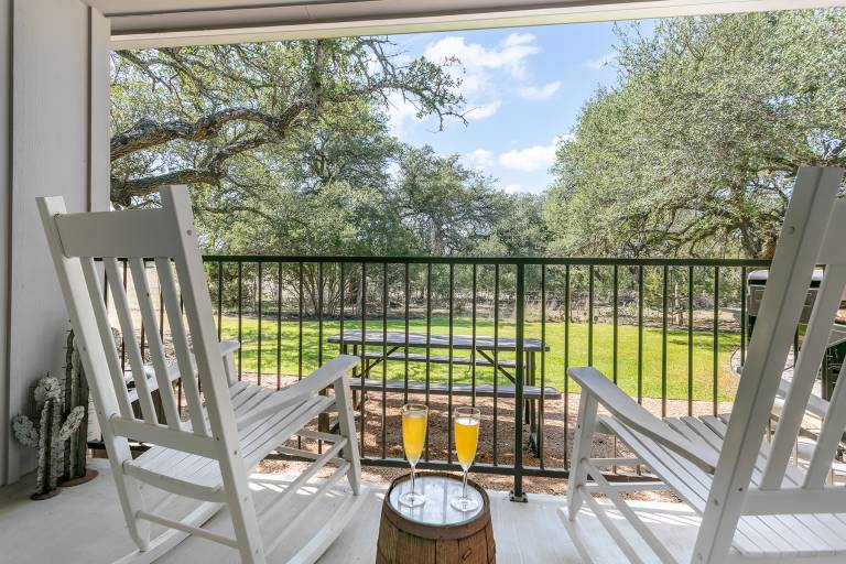 Texas 2 Suites 2/2 Farm house Close to 290 Wine Trail