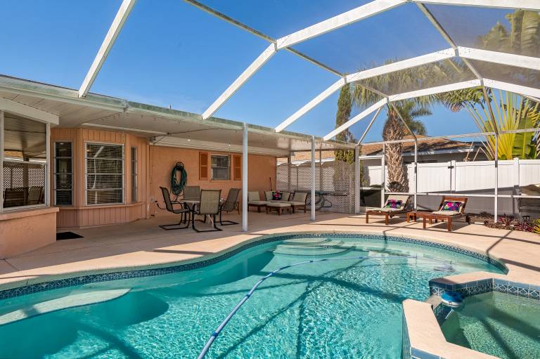  Coral Breeze! Beautiful waterfront pool home w/spa! minutes from the beach 