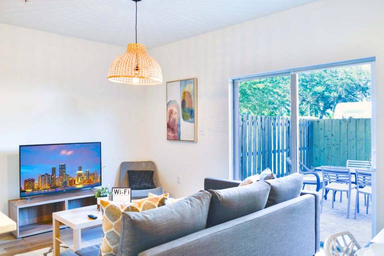 Free Parking TownHouse in North Miami