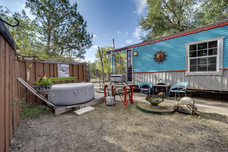 Walk to Lake Travis Austin Tiny Home w Hot Tub