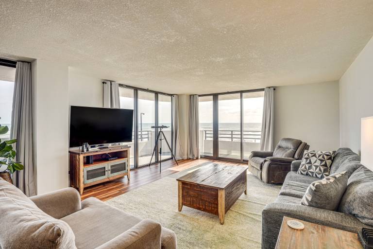 Balcony w Ocean Views Daytona Beach Gem w Perks