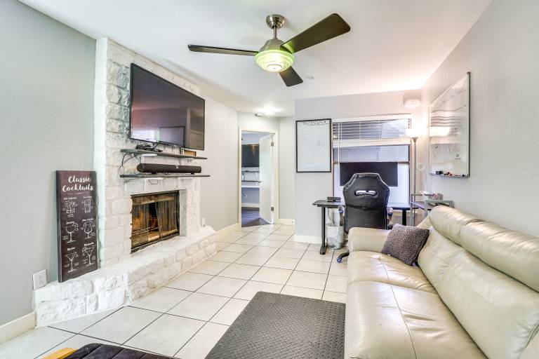 4 Mi to Dtwn Gem w Pool Access & Patio in Austin