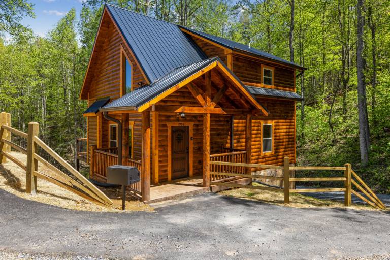 A Pine Choice is a Newly Built 2 Bedroom Luxury Cabin Minutes from Gatlinburg and Pigeon Forge!