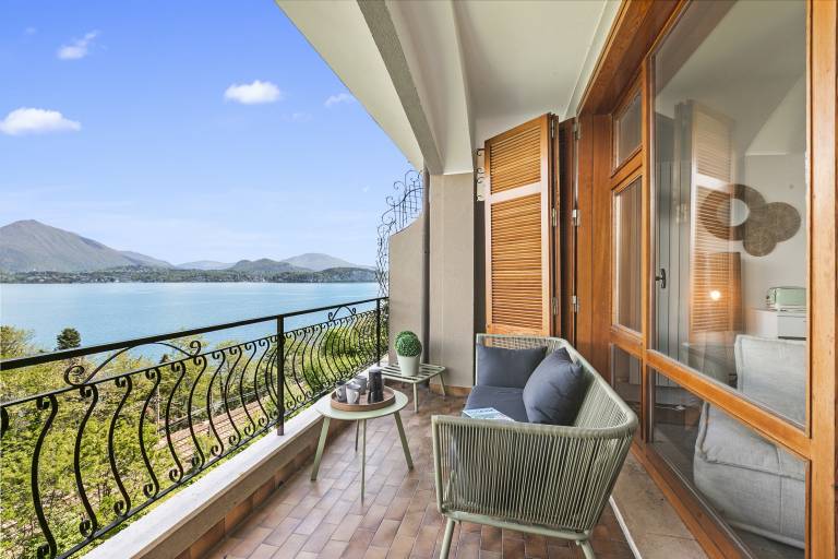 Elegant Panorama Lake View With Pool