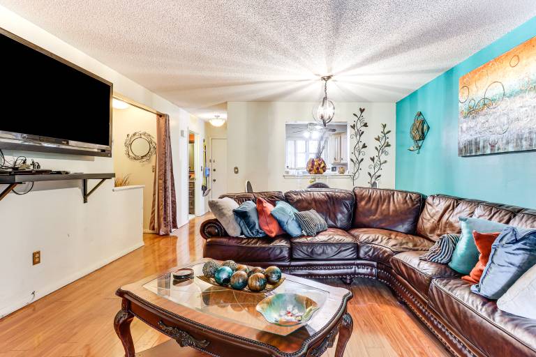 3 Mi to Dtwn New Haven Colorful Condo w Yard