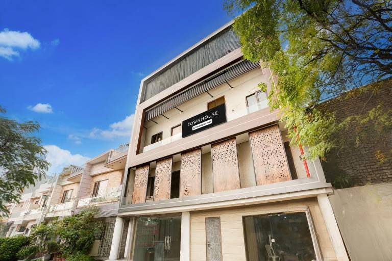 Super Townhouse Haibowal Chowk