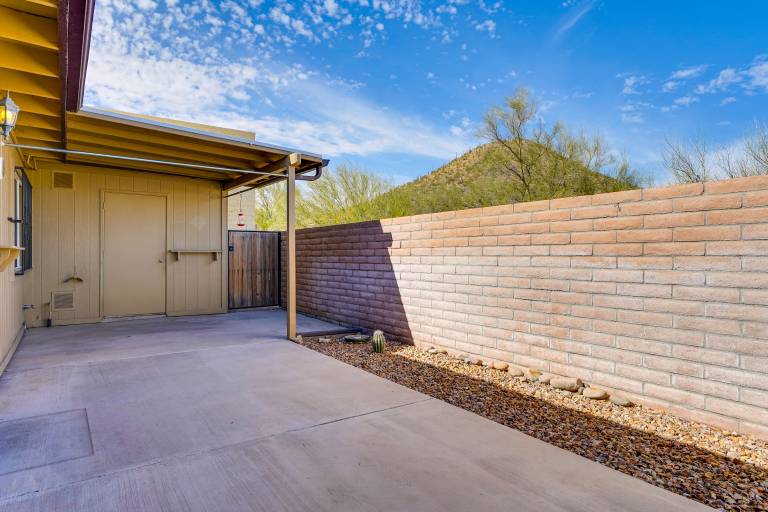 4 Mi to Downtown Tucson Peaceful Townhome