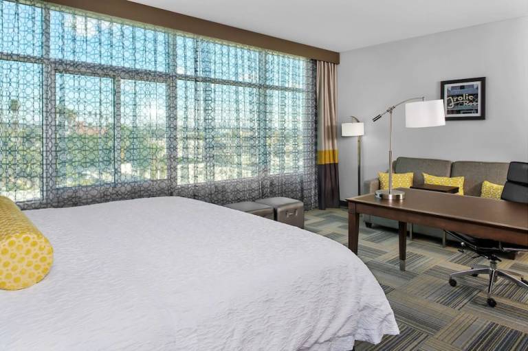 Hampton Inn & Suites Los Angeles Hollywood