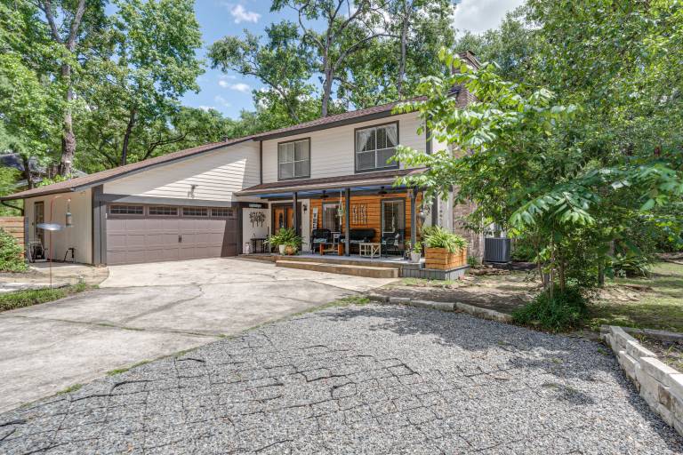 2 Mi to Market St Gem w Peaceful Deck & Porch