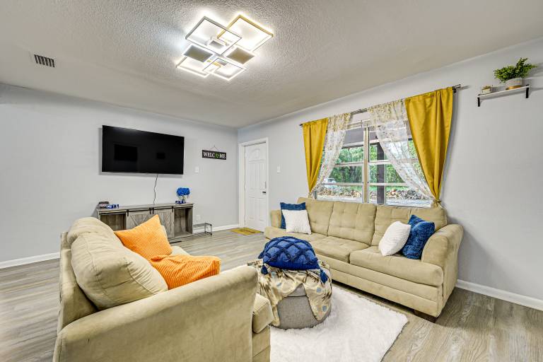 3 Mi to USF Chic Home w Yard in Tampa