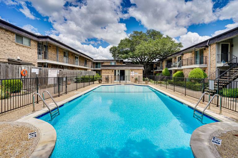 Condo 9 Mi to Dtwn Dallas BBQ By the Pool