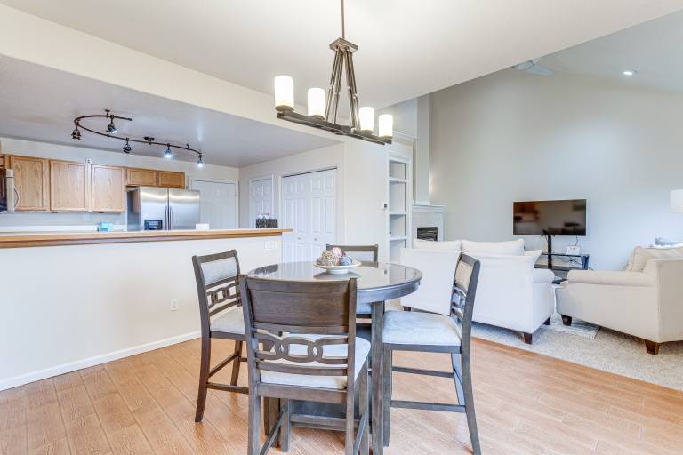 12 Mi to DIA Cozy Denver Townhome w Fireplace