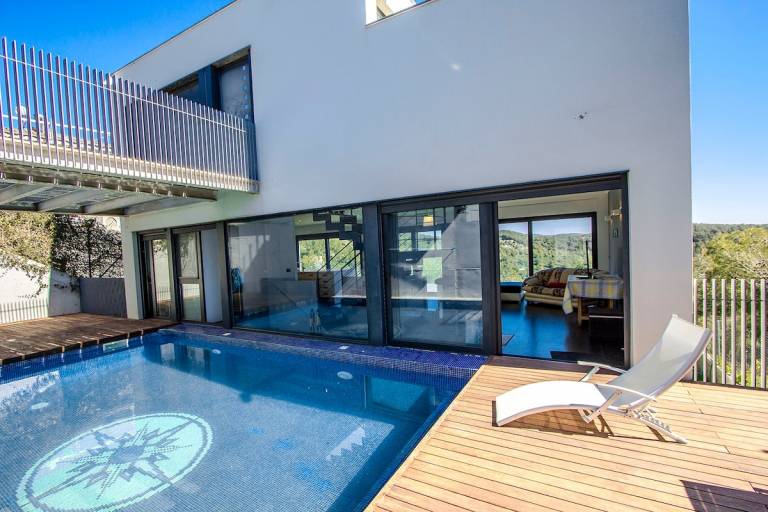 Modern Hilltop Haven w private pool 7km to beach