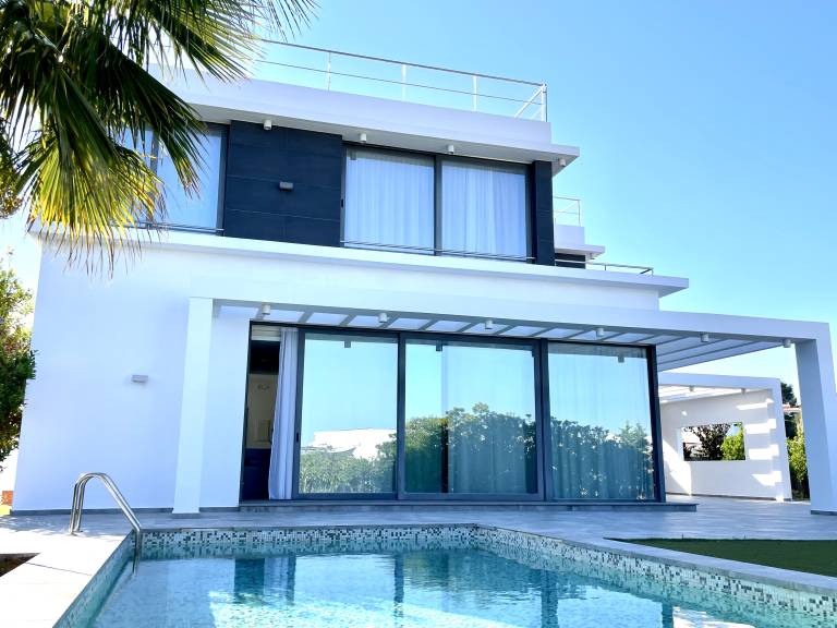 Luxury 3 Bedroom Villa with Sea Views