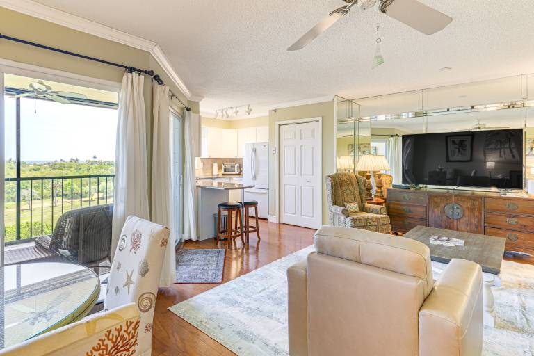 Half Mi to Jupiter Beach Condo w Ocean Views