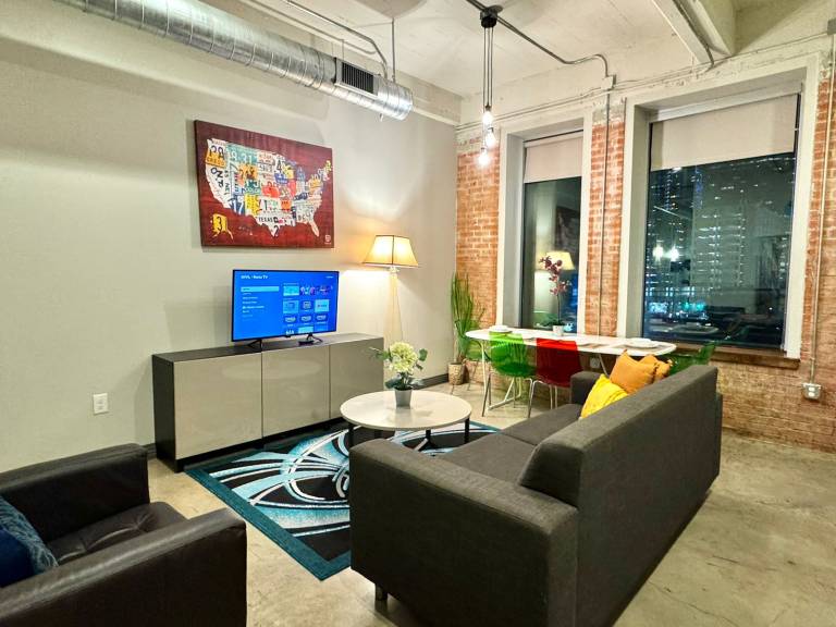 2 BR 2 Bath Downtown Free Valet Parking 4