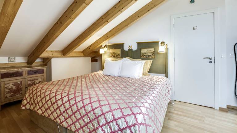 LUXa Charm House Room 10 Self Check in Online
