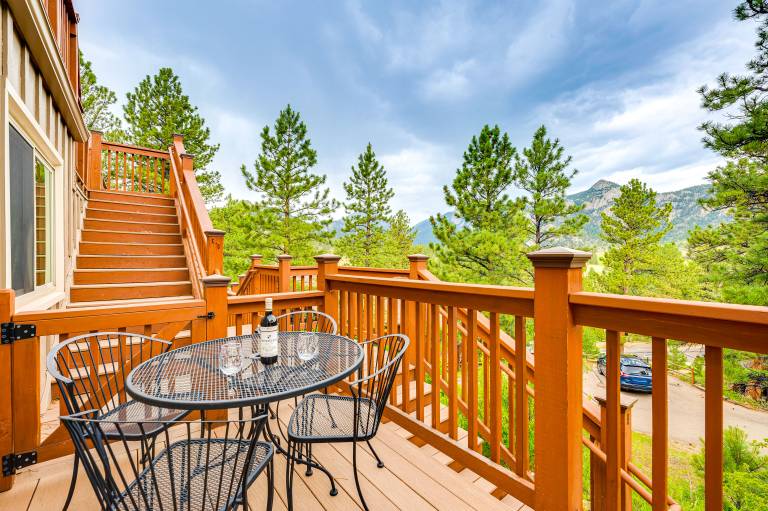 Estes Park Condo w Deck & Views 3 Miles to RMNP