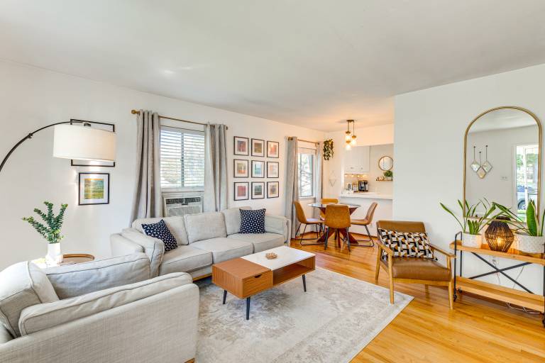 3 Mi to Universal Studios Chic Home w Yard