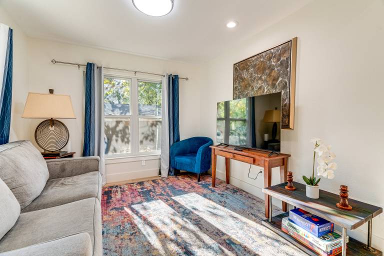 4 Mi to UT Austin Bright & Modern Family Home