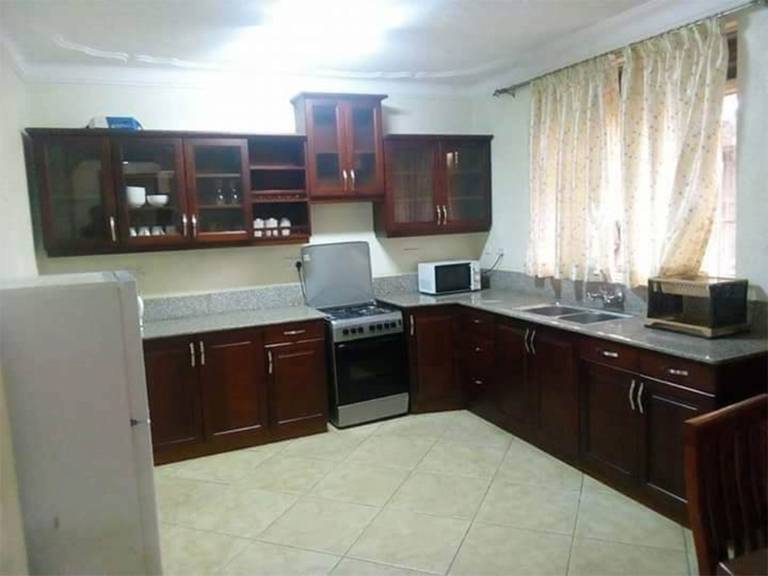 Eine voll möblierte Wohnung in der Stadt Kampala