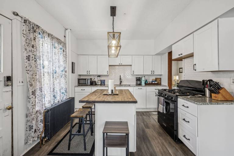 4BR 2BA Home in Charming St Paul Sleeps 10