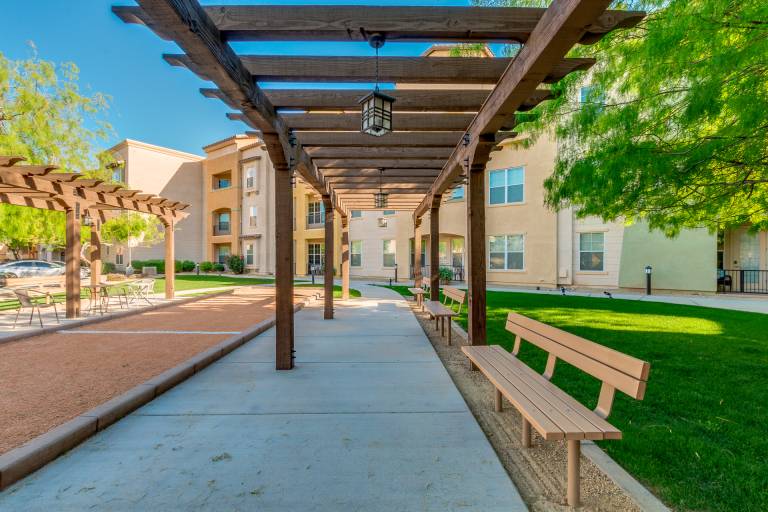 Ground Floor Condo next to Pool and Spa 30 Night Min
