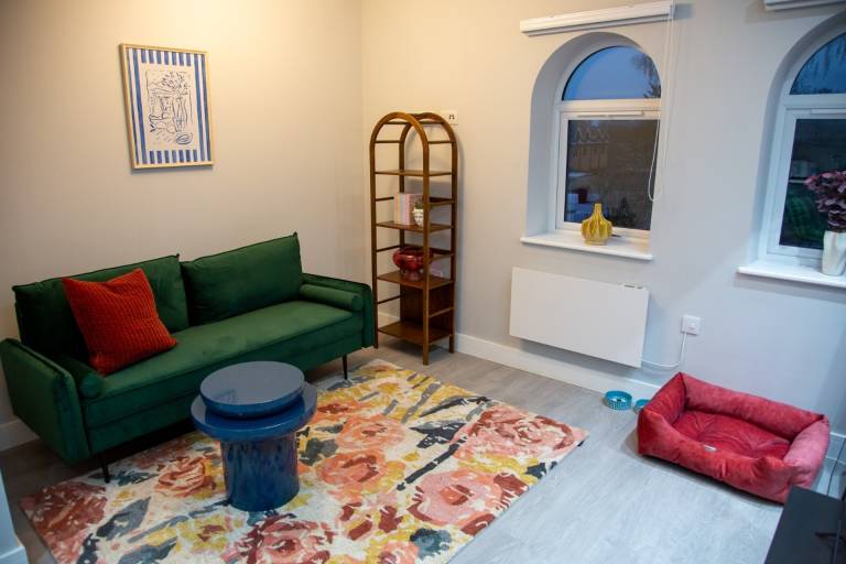Modern 1 Bedroom Apartment in Slough with Parking